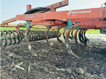 Maquina para lavrar a terra KVERNELAND