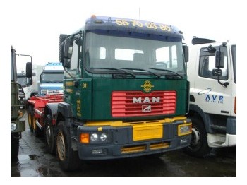 MAN 32.414 8x4 - Caminhão transportador de contêineres/ Caixa móvel