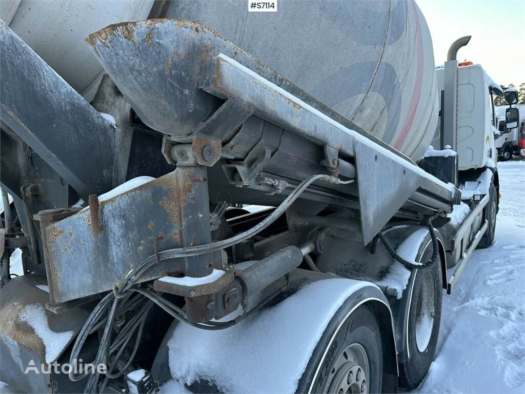Caminhão betoneira Volvo FE 6x2. Concrete truck with chute: foto 47