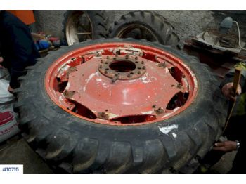 Jantes e pneus de Trator Syringe wheel with replaceable center, mounted on Fendt 308: foto 1