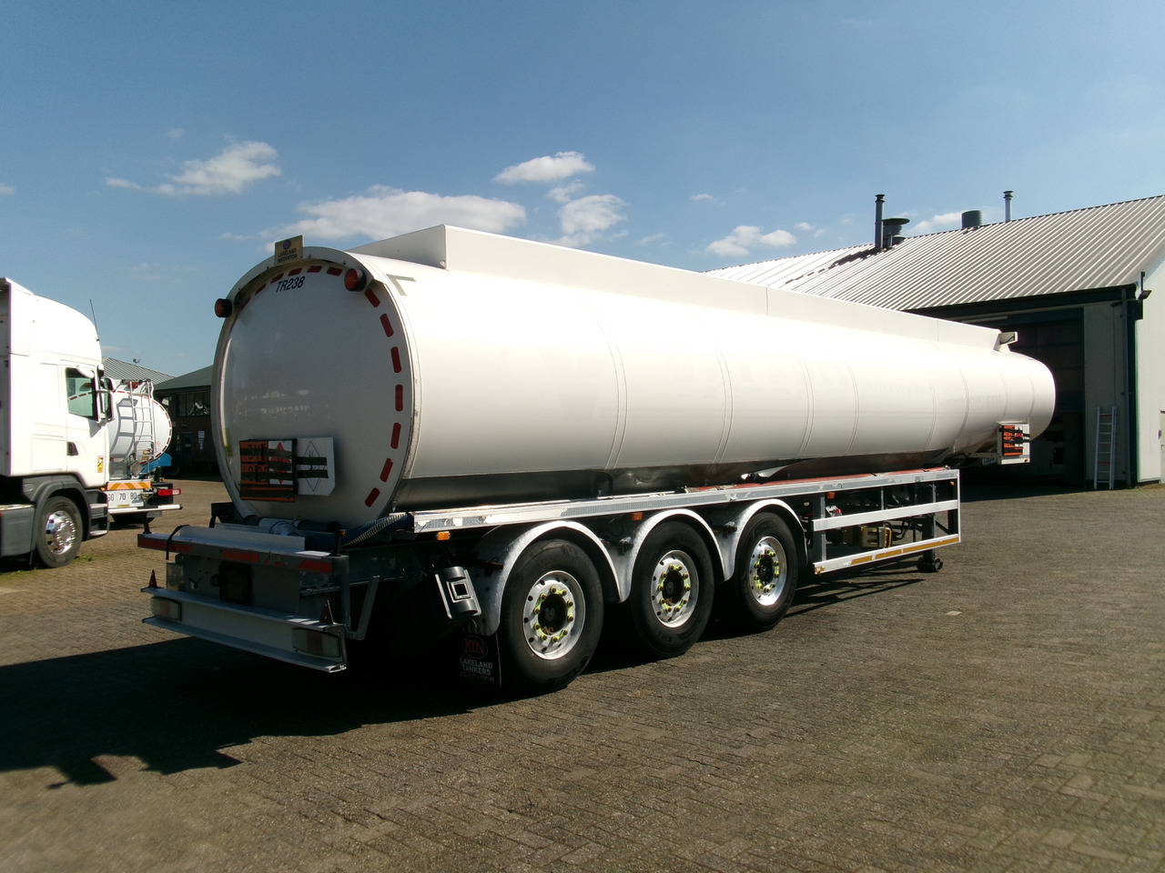 Locação de Lakeland Tankers Fuel tank alu 42.8 m3 / 6 comp + pump Lakeland Tankers Fuel tank alu 42.8 m3 / 6 comp + pump: foto 4