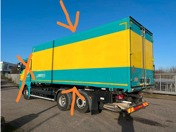 Caminhão transportador de contêineres/ Caixa móvel