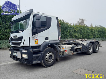 Caminhão transportador de contêineres/ Caixa móvel IVECO Stralis