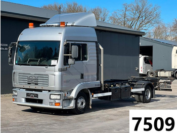 Caminhão transportador de contêineres/ Caixa móvel MAN TGL 8.210