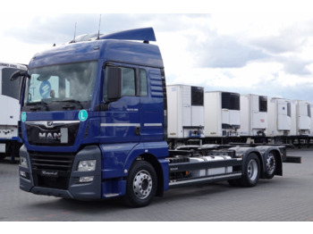 Caminhão transportador de contêineres/ Caixa móvel MAN TGX 26.500
