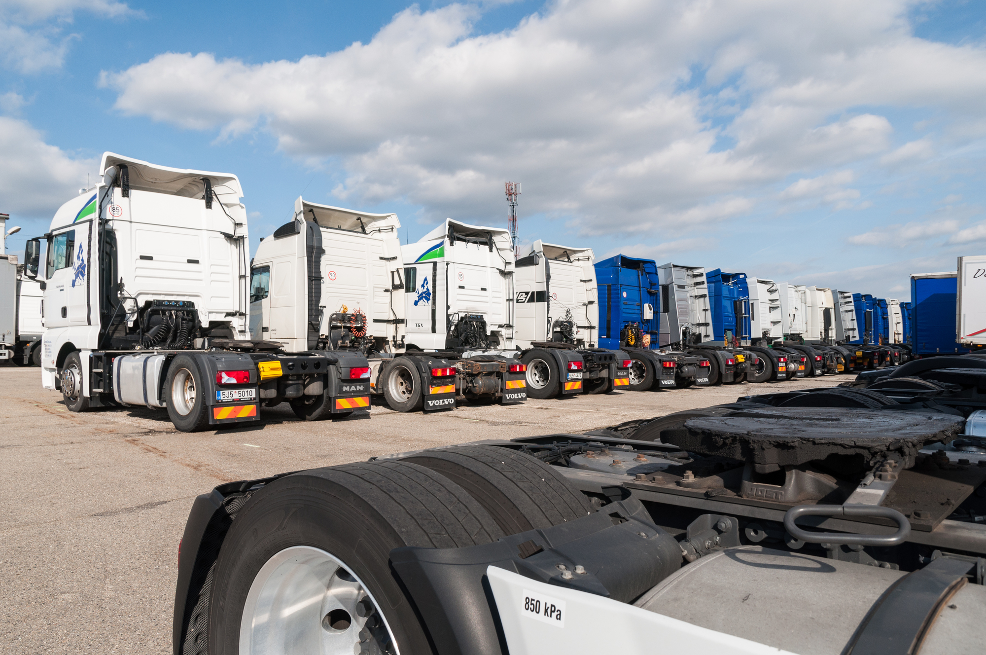 AUTOMARKET TRUCKS s.r.o. - Ônibus undefined: foto 1