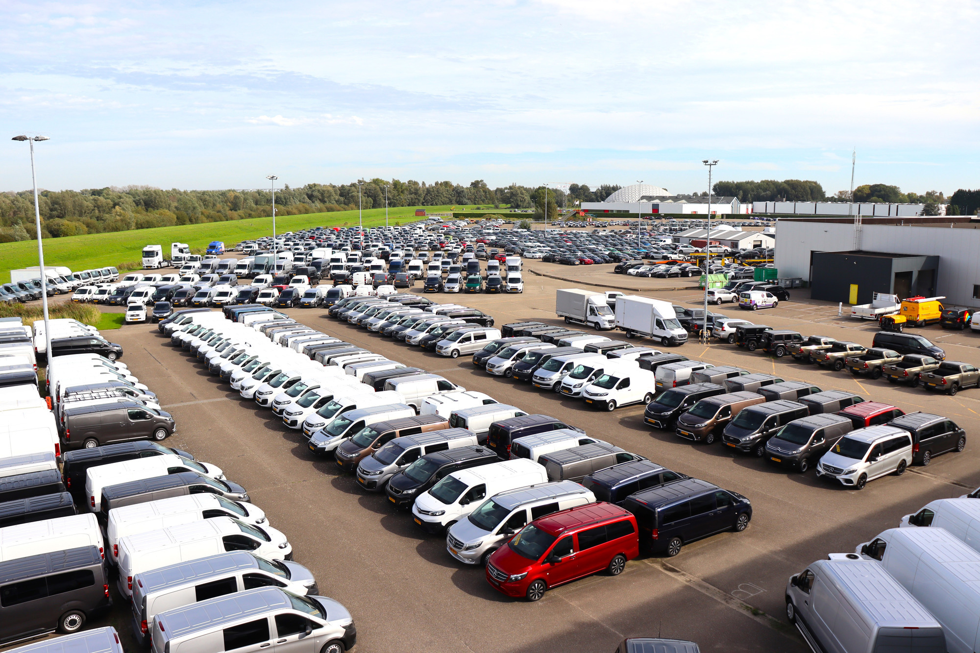 Busvan - Veículos comerciais - Ano: 2023, caixa de velocidades: automática undefined: foto 2