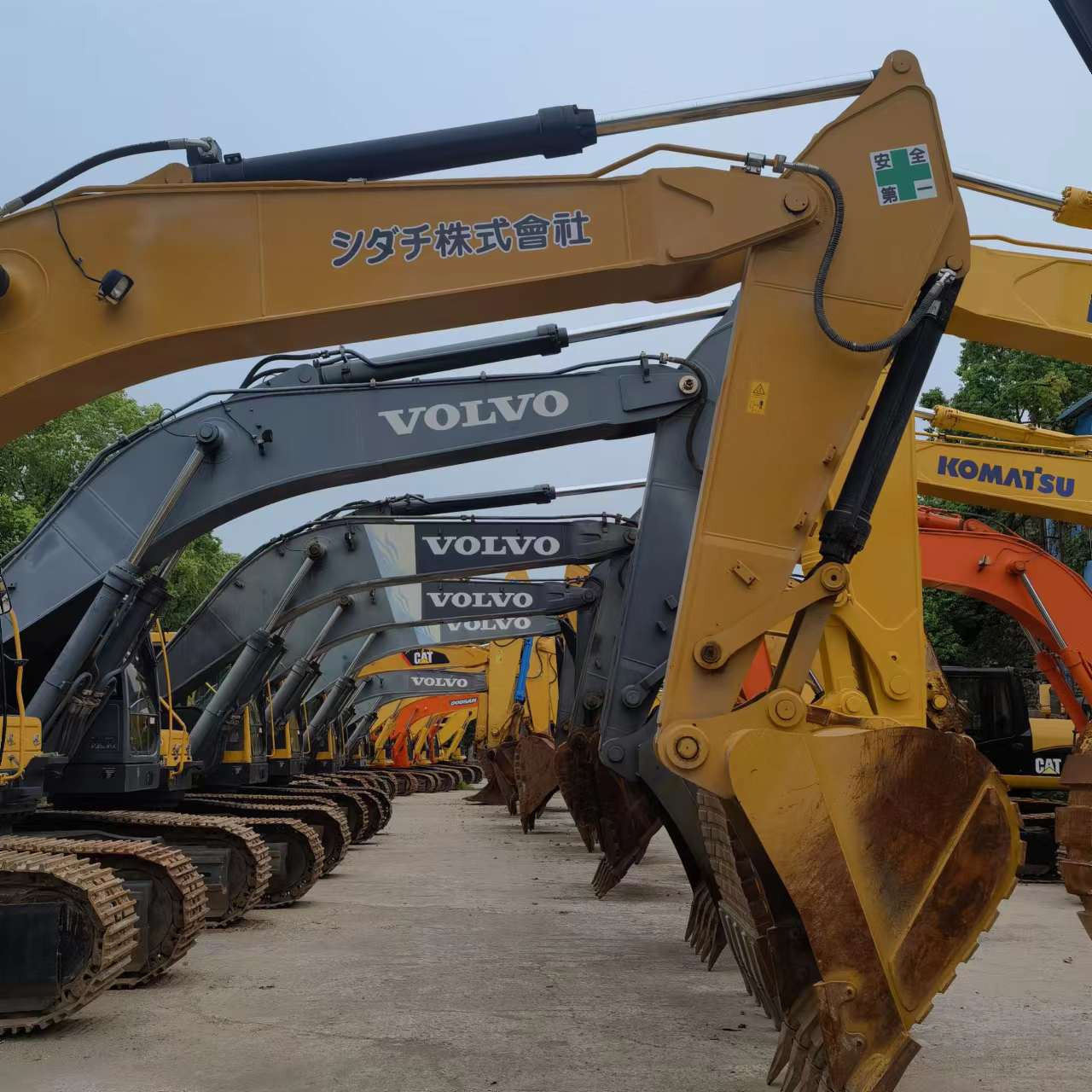 Qingdao Higher Weight Trade Co. LTD - Caminhões SINOTRUK - 6x4, Euro 3, ar condicionado undefined: foto 7