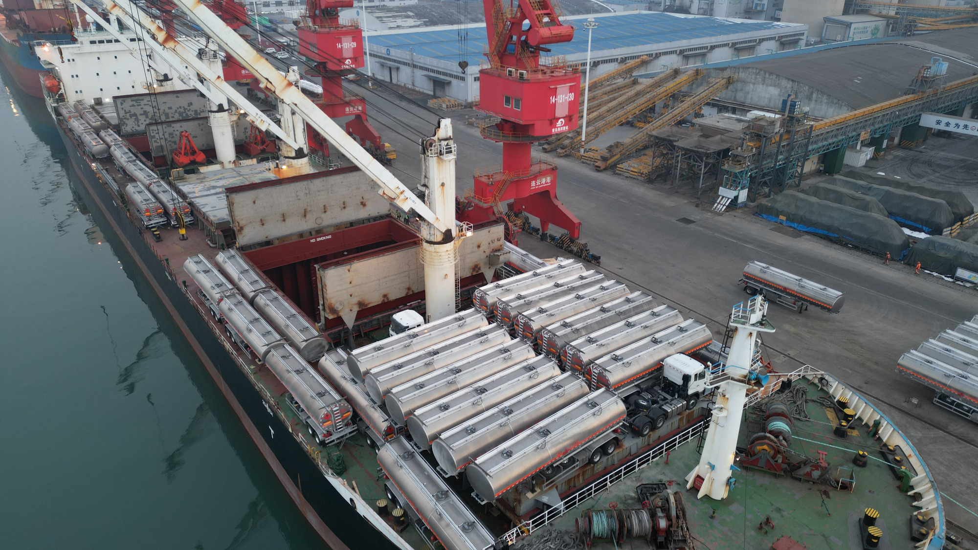 Qingdao Higher Weight Trade Co. LTD - Caminhões SINOTRUK - 6x4, Euro 3, ar condicionado undefined: foto 2