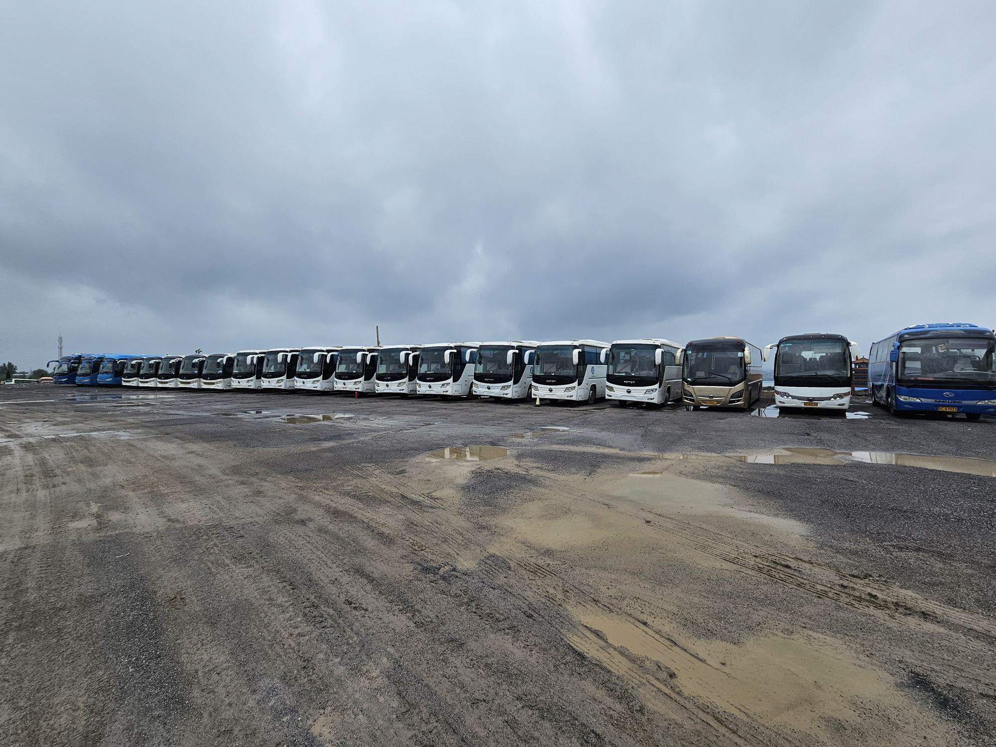 Qingdao Higher Weight Trade Co. LTD - Caminhões SINOTRUK - 6x4, Euro 3, ar condicionado undefined: foto 5