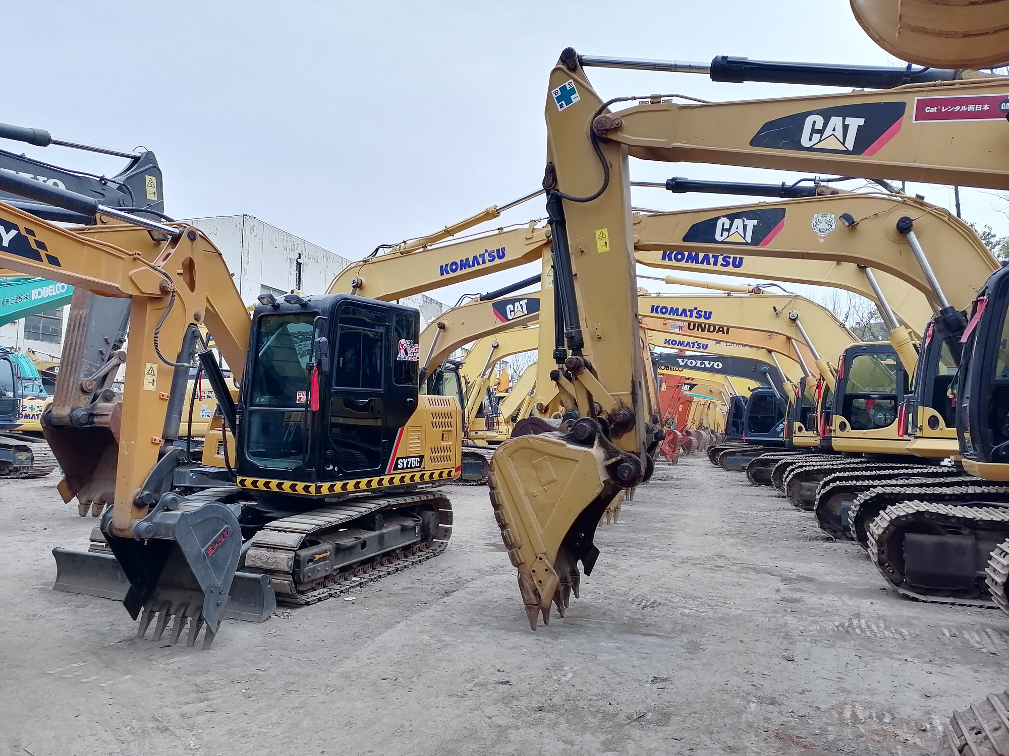 Qingdao Higher Weight Trade Co. LTD - Caminhões SINOTRUK - 6x4, Euro 3, ar condicionado undefined: foto 8