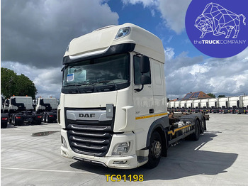 Caminhão transportador de contêineres/ Caixa móvel DAF XF 480