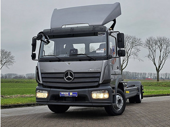 Caminhão transportador de contêineres/ Caixa móvel MERCEDES-BENZ Atego 1227