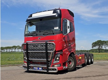 Caminhão chassi VOLVO FH