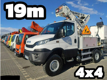 Caminhão com plataforma aérea IVECO Daily