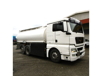 Caminhão tanque MAN