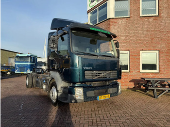 Caminhão chassi VOLVO FL 280