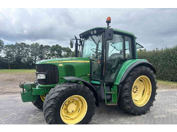 Trator JOHN DEERE 6220