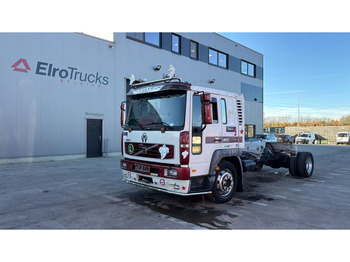 Caminhão chassi VOLVO FL6 220