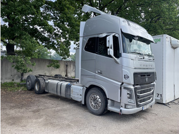 Caminhão chassi VOLVO FH