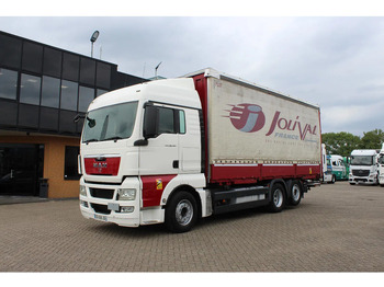 Caminhão com lona MAN TGX 26.440