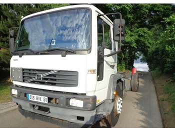 Caminhão chassi VOLVO FL