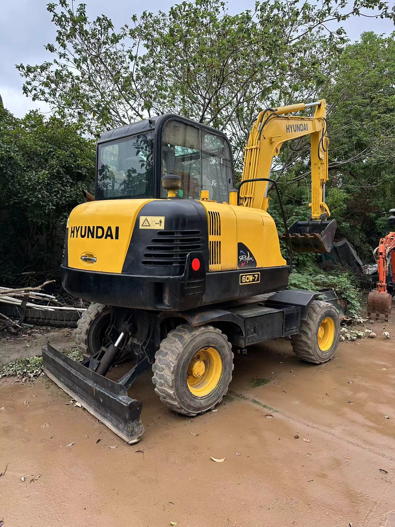 Escavadeira de rodas HYUNDAI 60W-7: foto 2 Escavadeira de rodas HYUNDAI 60W-7: foto 2