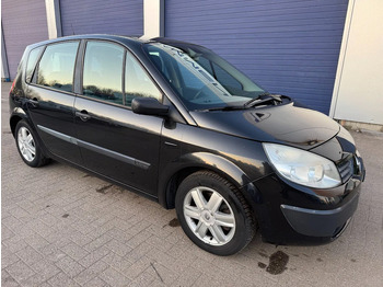 Sedã RENAULT