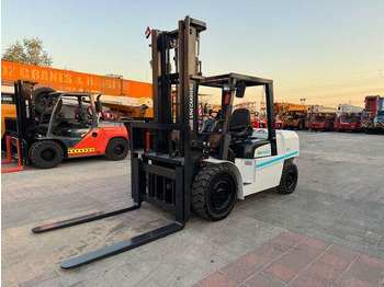 Empilhadeira a diesel UNICARRIERS