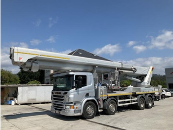 Caminhão com plataforma aérea SCANIA P 410