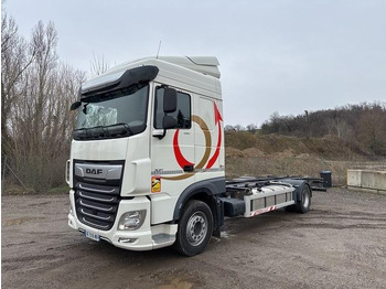 Caminhão transportador de contêineres/ Caixa móvel DAF XF 450