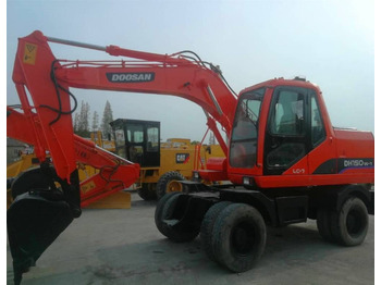 Escavadeira de rodas DOOSAN
