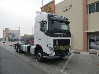 Caminhão chassi VOLVO FH 460