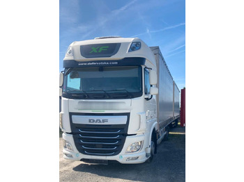 Caminhão com lona DAF XF 460