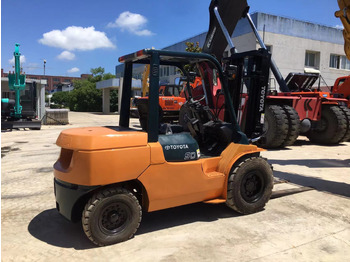 Empilhadeira a diesel TOYOTA