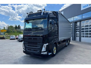 Caminhão com lona VOLVO FH 540