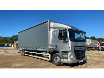 Caminhão com lona DAF CF 260