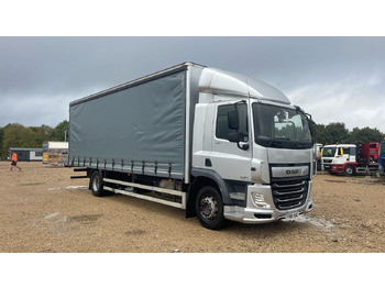 Caminhão com lona DAF CF 260