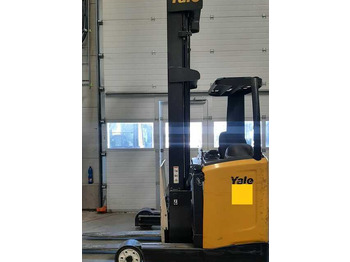Empilhador retráctil YALE