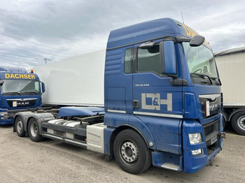 Caminhão transportador de contêineres/ Caixa móvel MAN TGX 26.440