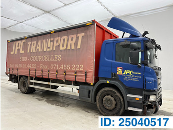 Caminhão com lona SCANIA P 230
