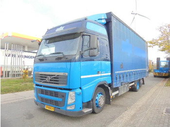 Caminhão com lona VOLVO FH 420