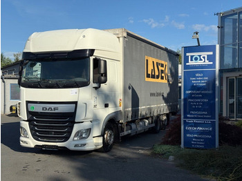 Caminhão com lona DAF XF 440