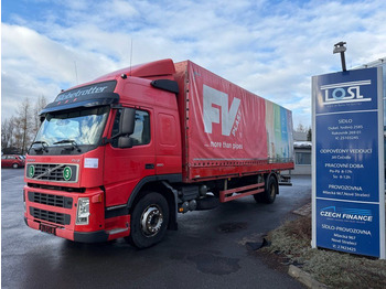 Caminhão com lona VOLVO FM