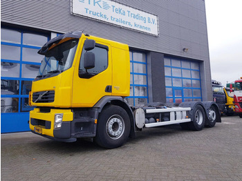 Caminhão chassi VOLVO FE 300