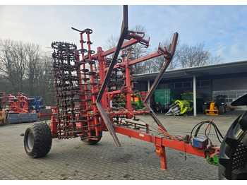 Maquina para lavrar a terra KVERNELAND