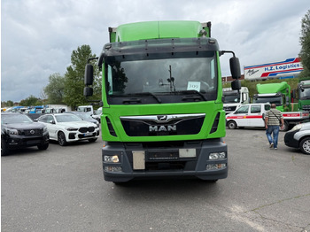 Caminhão com lona MAN TGM 15.290