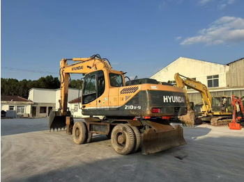 Escavadeira de rodas HYUNDAI