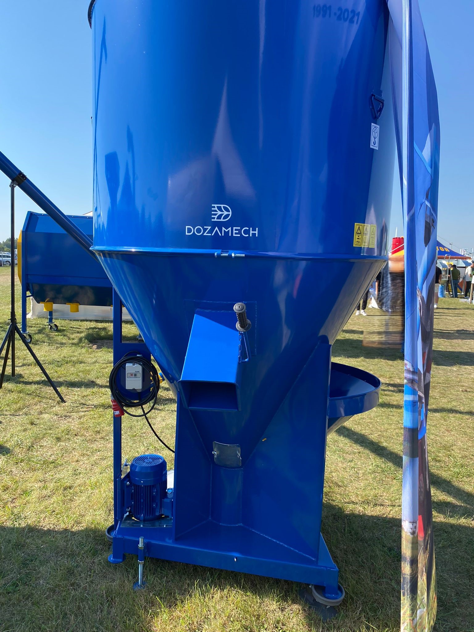 Equipamento de gado nuevo Dozamech Getreidemischanlage / Feed mixer / Melangeuse de fourrage / Miscelatore di mangime / Кормосмеситель / Mieszalnik H-033/2 1000 kg: foto 5