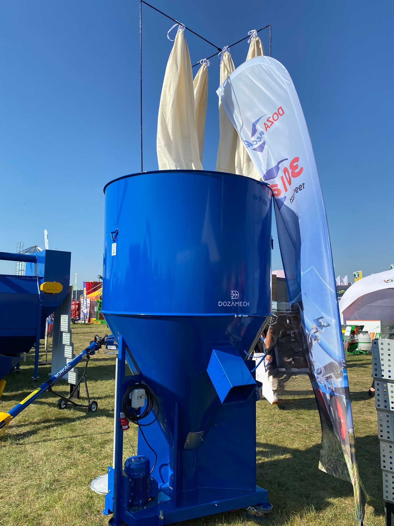 Equipamento de gado nuevo Dozamech Getreidemischanlage / Feed mixer / Melangeuse de fourrage / Miscelatore di mangime / Кормосмеситель / Mieszalnik H-033/2 1000 kg: foto 4